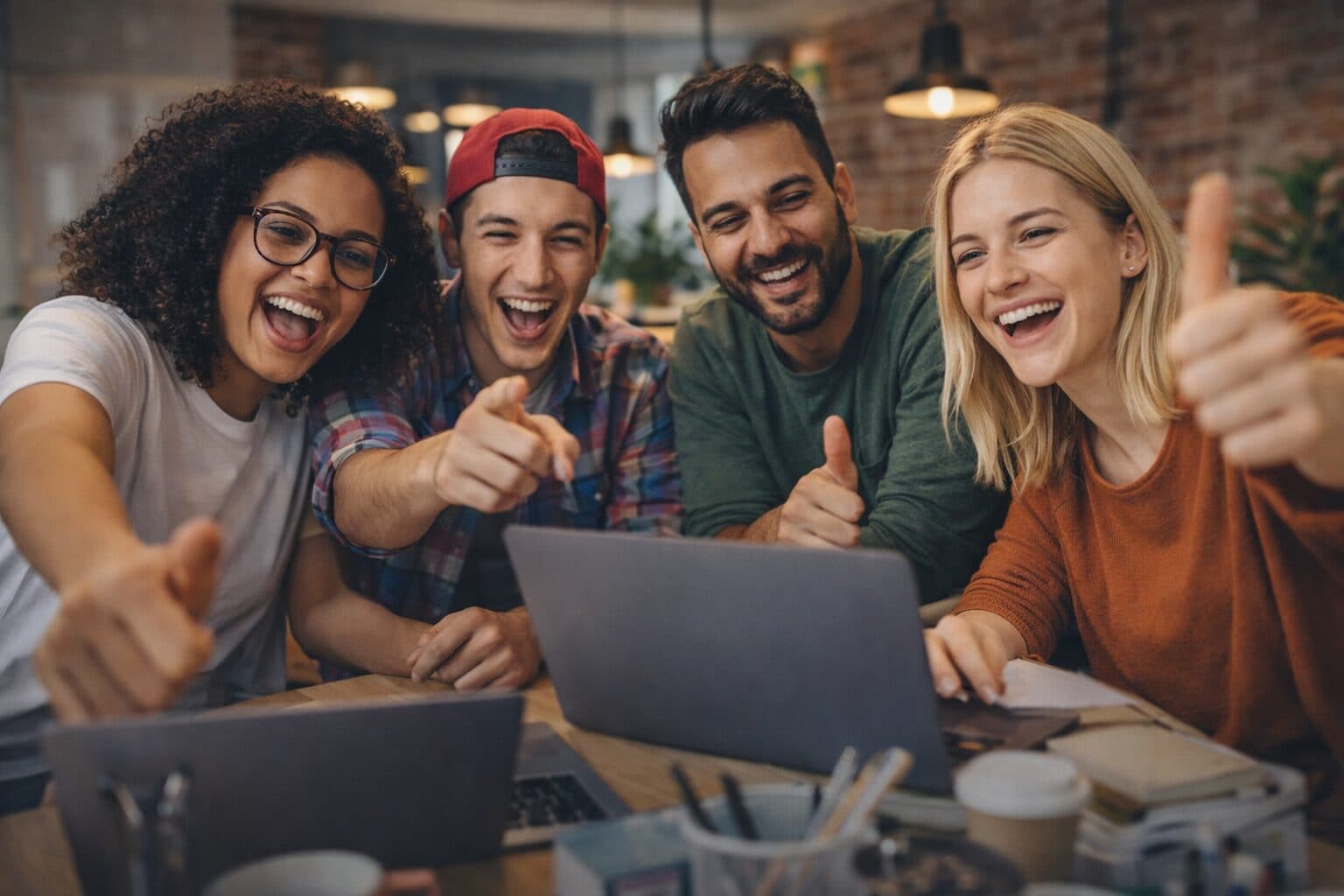 Equipo joven trabajando en Nómadas Experience – oportunidades de empleo internacional